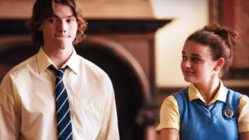 La cravate rayée de Lee Flynndans (Joel Courtney) dans The Kissing Booth