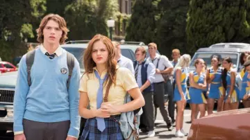 La cravate bleue de Shelly Evans aka Elle (Joey King) The Kissing Booth