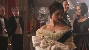 La robe blanche d'apparat de la Reine Victoria (Jenna Coleman) dans Victoria S01E07