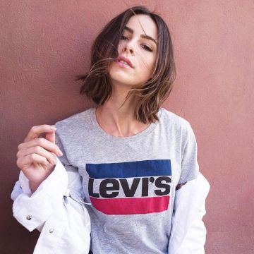 La camiseta gris levi's Perfect Graphic Tee que lleva Lena Meyer-Landrut en su cuenta de Instagram