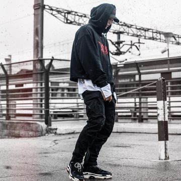 Las zapatillas Balenciaga TripleS negras y rojas de Mihail Amoli en su instagram