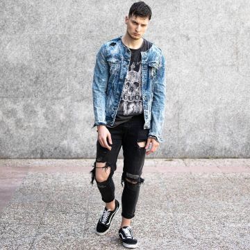 Las zapatillas de skate negras Vans Old Skool que el influencer Mihail Amoli lleva en su instagram