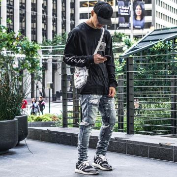 El bolso supremo con escritura reflexiva que lleva el influencer Kazz Tamura en su instagram