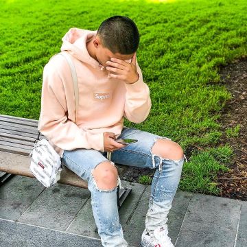 La sudadera con capucha color melocotón Supreme dr Kazz Tamura en Instagram