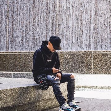El bolso Supreme negro con logo repetido que lleva el influencer Kazz Tamura en su instagram