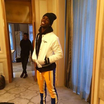 Le pantalon de jogging jaune et bleu porté par Paul Pogba sur son compte Instagram