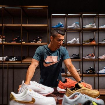 Les sneakers dorées Nike Air max 97 (enfant) de Cristiano Ronaldo sur Instagram