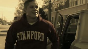 The hoodie bordeaux Stanford of Ezekiel Reyez (J. D. Pardo) in Mayans S01E01