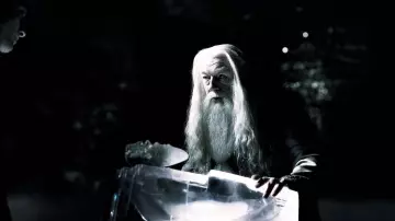 La copa de cristal de Albus Dumbledore (Michael Gambon) para recuperar el collar de Salazar Slytherin en Harry Potter y el príncipe de Sang-Mele
