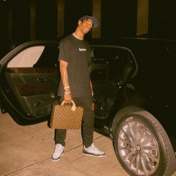 The suitcase Cotteville, Louis Vuitton worn by Travis Scott on his account Instagram