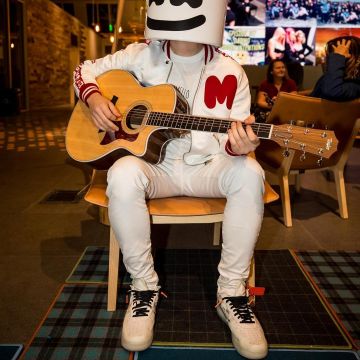 The shoes unbleached Nike Air Force 1 Low worn by Marshmello on his account Instagram