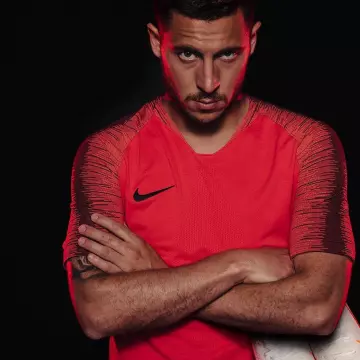 Le maillot de football Nike rouge de Eden Hazard sur son compte Instagram