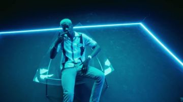 The striped shirt white and blue Gucci that door MHD in her video clip Bella feat. Wizkid