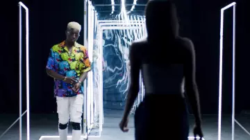 The shirt fluorescent print head of panthers Gucci that door MHD in her video clip Bella