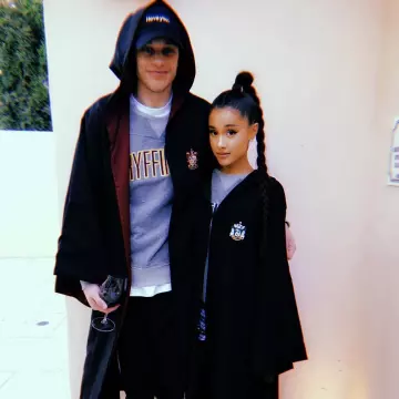 The cape Gryffindor (Harry Potter), driven by Pete Davidson on his account Instagram