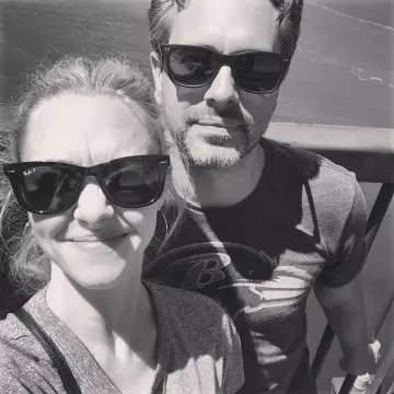 Les lunettes de soleil noires Ray-Ban Original Wayfarer Classic portées par Amanda Seyfried sur son compte Instagram