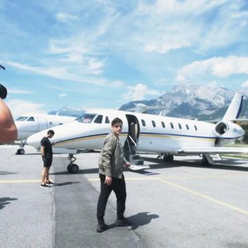 Sneakers Adidas Yeezy 500 "Utility Black" made by Martin Garrix on his account Instagram