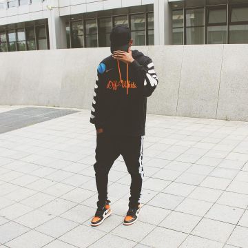 Las zapatillas naranjas Jordan 1 Retro High Satin Shattered Backboard que el influencer Kevin J. Seyoum lleva en su instagram