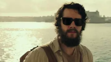 Les lunettes de soleil noires de Mitch Rapp (Dylan O'Brien) dans American Assassin