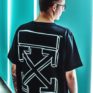 The black t-shirt Mark Arrows Off white that carries the youtubeur Oliver Byre on his instagram