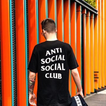 La camiseta negra anti social social club que lleva el youtuber Oliver Byre en su instagram