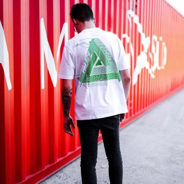 Le t-shirt blanc Palace que porte le youtubeur Oliver Byre sur son instagram