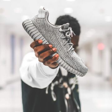Las zapatillas adidas Yeezy Boost 350 Moonrock grises que lleva el influencer Teron Harris en su instagram