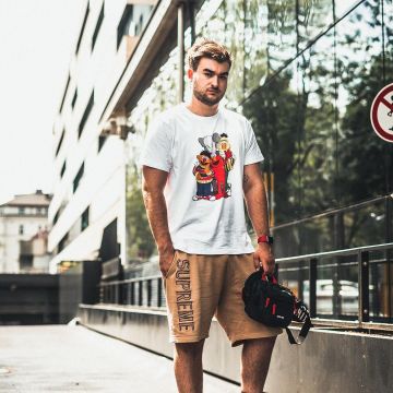 Le t-shirt blanc Uniqlo x Kaws x Sesame Street de Clemens Kuchinka sur son instagram