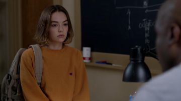Sac à dos porté par Casey Gardner (Brigette Lundy-Paine) comme on le voit dans Atypiques S01E02