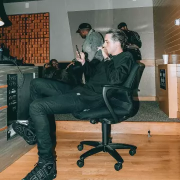 Les Sneakers Nike Air More Uptempo "supreme" noir portées par G-Eazy sur son compte Instagram