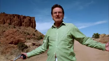 La chemise verte de Walter White (Bryan Cranston) dans Breaking Bad S01E01