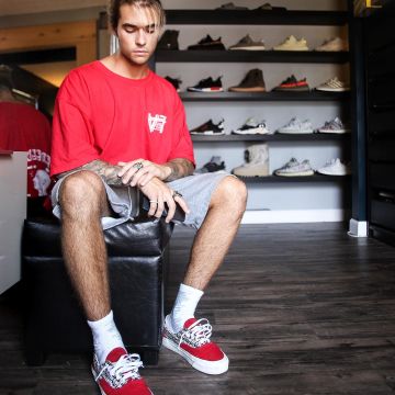 Les sneakers rouges Vans Fear of God que porte l'influenceur Josh Wright sur son compte instagram