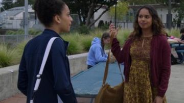 La robe fluide jaune orangée Urban Outfitters de Jessica Davis (Alisha Boe) dans 13 Reasons Why