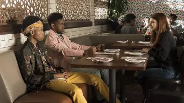 La veste en cuir rose de Sam Dresden (Brandon Mychal Smith) dans You're the Worst S04E11