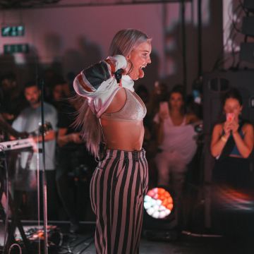 Anne-Marie Nicholson Ellesse bande de panneau crew sweat-shirt sur son Instagram compte