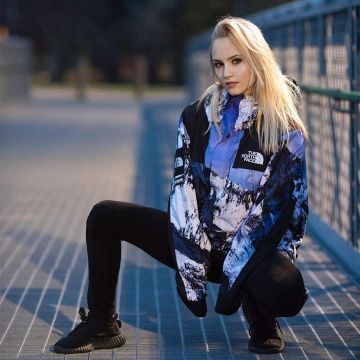 The parka with printed mountain that bears the influenceuse Federica Petri on his instagram