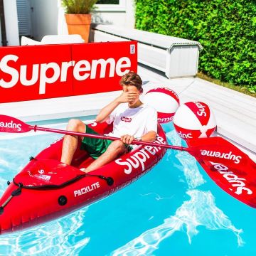 Kayaking red Supreme where it is seated the influencer Max aka munich_style on his instagram