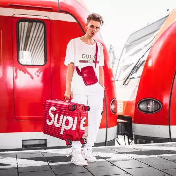 The bag is red, Supreme Lacoste what does the influencer Max aka munich_style on his instagram