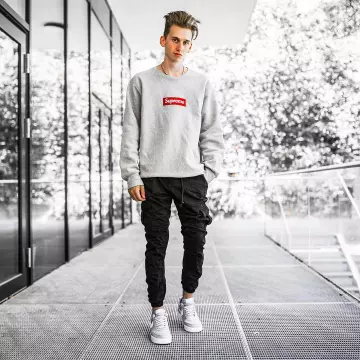 The crewneck grey Supreme that brings the influencer Max aka munich_style on his instagram