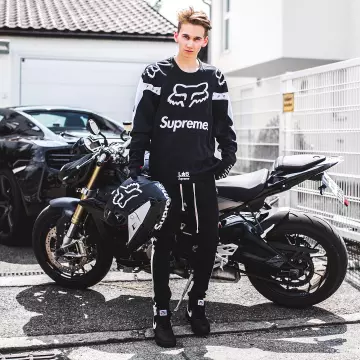 The motorcycle helmet-black Supreme x the Fox what does the influencer Max aka munich_style on his instagram