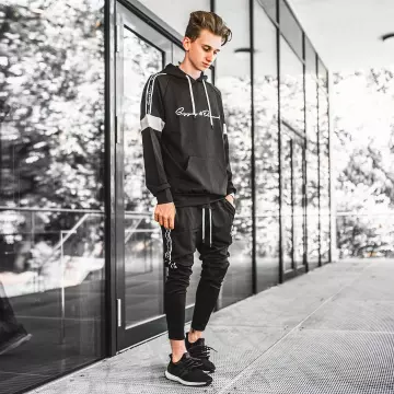 The black shoes Adidas Ultra Boost 4.0 Core Black that is on the influencer Max aka munich_style on his instagram