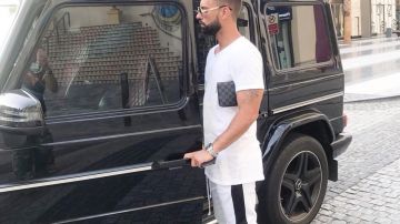 Le pantalon blanc avec une bande latérale noire de Vincent dans les Anges 10