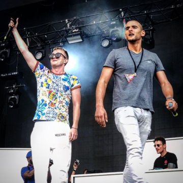 Le t-shirt gris Lacoste porté par Sofiane sur la photo Instagram de Vald