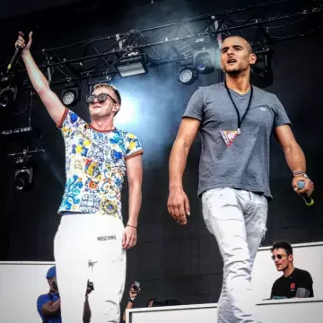 The gray t-shirt Lacoste worn by Sofiane in the photo on the Instagram of Vald