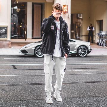 The pull over black The North Face x Supreme Max aka munich_style on his instagram