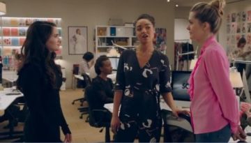 La chemise rose Zadig & Voltaire portée par Sutton (Meghann Fahy) dans The Bold Type S02E07