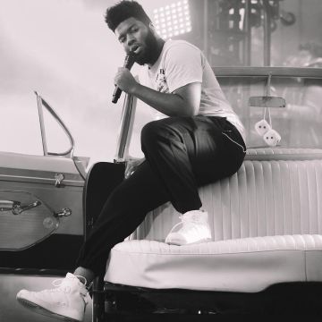 Beige sneakers Nike worn by Khalid during a concert on his Instagram account