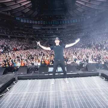 White sneakers Nike Air More Uptempo '96  worn by Logic during a concert on Instagram