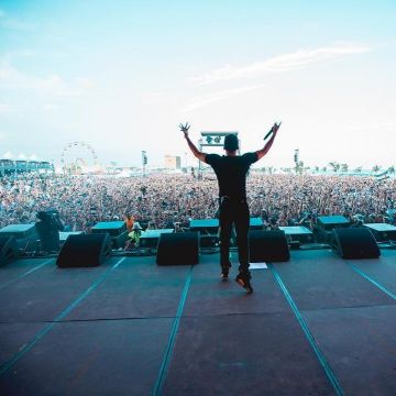 The black sneakers Nike Air Jordan 6 Retro "infrared 2014"  worn by Logic during a concert on Instagram