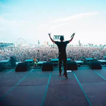 The black sneakers Nike Air Jordan 6 Retro "infrared 2014"  worn by Logic during a concert on Instagram